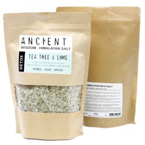 Sal del Himalaya 500g con aceites esenciales de árbol de té y lima, aceite de onagra y hierbas secas, ideal para desintoxicar y revitalizar la piel.
